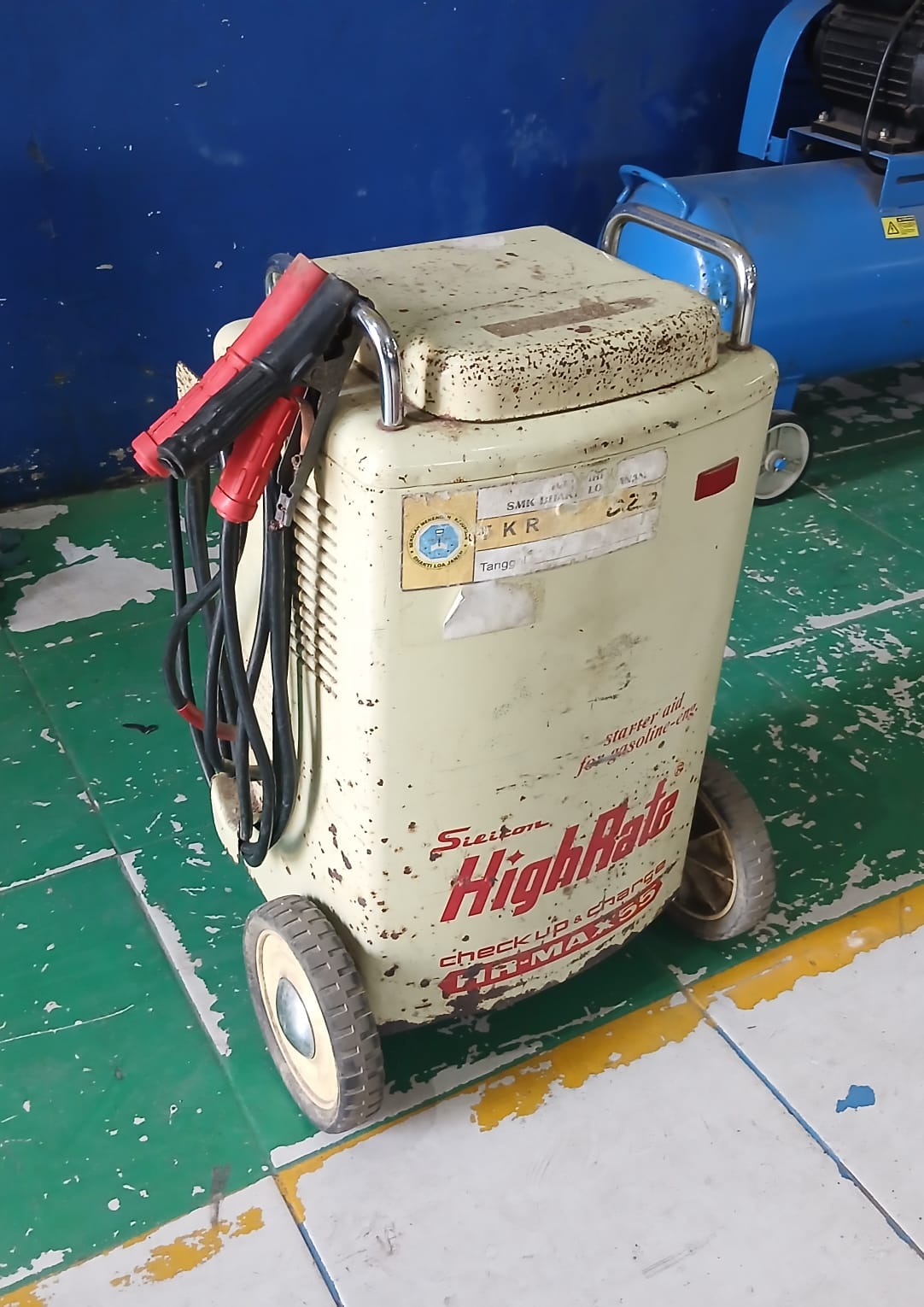 BATTERY CHARGER